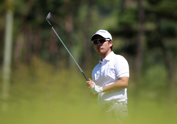 박현빈이 31일 전남 나주 해피니스컨트리클럽에서 열린 해피니스 광주은행 제55회 한국프로골프(KPGA)선수권대회 1라운드 9번홀에서 아이언샷을 한 뒤 공을 바라보고 있다. 한국프로골프협회 제공
