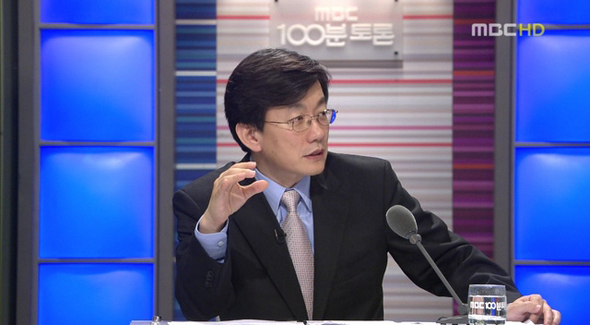 시사주간지 <시사저널>이 각계 전문가 1000명을 대상으로 한 조사에서 8년째 ‘가장 영향력 있는 언론인’ 1위를 차지하고 있는 손석희 성신여대 교수.  <한겨레> 자료사진