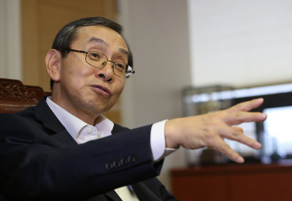 김동수 공정거래위원장이 서울 서초구 공정거래위원회 접견실에서 <한겨레>와 한 인터뷰에서 “재벌 정책의 주무부처로서 공정거래위원회에 대한 비판을 겸허히 수용한다”고 밝히고 있다.  강창광 기자 <A href="mailto:chang@hani.co.kr">chang@hani.co.kr</A>