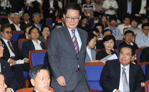 박지원 민주통합당 원내대표가 3일 오전 국회에서 열린 의원총회에 참석하려고 회의장에 들어서고 있다. 
 이정우 선임기자 woo@hani.co.kr
