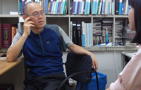 의대 해부학자이면서 만화 작가로도 활동하는 정민석 아주대 교수. 토요일 오전 정 교수님의 연구실에서 진솔한 삶의 이야기를 들을 수 있었다. 인터뷰 중간중간에 농담을 건네며 여러 모로 미숙한 우리 두 사람을 편하게 대해 주셨다.
