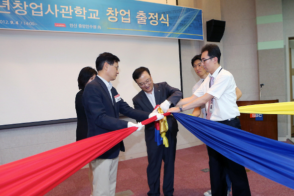 4일 경기도 안산 중소기업‘청년창업 사관학교’에 모인 교수와 제1기 창업 졸업생, 2기 입교자 등이 모여 빨강, 노랑, 파랑의 천을 함께 묶으며 험난한 창업의 길을 서로 돕겠다는 결연식을 맺고 있다.