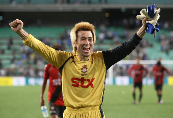 경남FC 수문장 김병지가 지난 1일 울산 문수경기장에서 열린 2012 축구협회(FA)컵 4강전에서 울산 현대에 3-0 승리를 거둔 뒤 환호하고 있다.  경남FC 제공