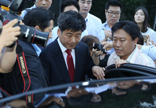 정준길 새누리당 대통령 후보 대선기획단 공보위원이 6일 오후 국회에서 안철수 서울대 교수 쪽의 ‘뇌물과 여자 문제 폭로 협박’ 회견에 대한 반박 기자회견을 한 뒤 승용차에 오르고 있다.  강창광 기자 chang@hani.co.kr