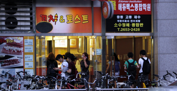 지난달 23일 서울 양천구의 학원 밀집 지역인 ㅅ플라자에서 학생들이 토스트나 김밥으로 간단히 저녁을 먹고 학원으로 들어가고 있다.  김경호 기자 jijae@hani.co.kr