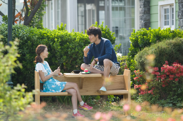 정유미와 이진욱 주연의 <로맨스가 필요해 2012>.  티브이엔 제공