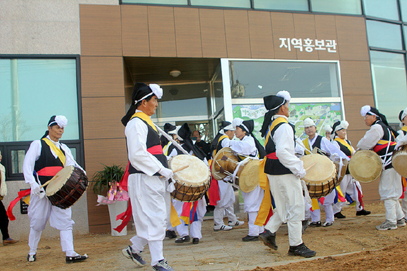 지난 2월7일 열린 충남 홍성군 홍동면의 마을활력소 준공기념식에서 농악패들이 흥겨운 축
하공연을 하고 있다.