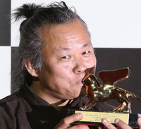 김기덕 감독이 11일 오후 서울 동대문구 을지로6가 메가박스 동대문에서 열린 <피에타> 베니스영화제 황금사장 수상 기념 기자회견에서 트로피에 입맞추고 있다. 이정아 기자 leej@hani.co.kr