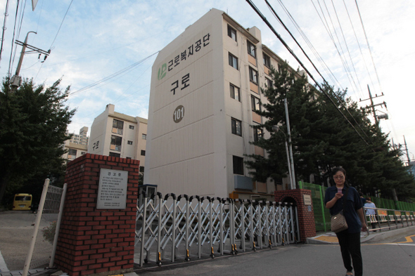 지난 18일 오후 서울 금천구 가산동에 위치한 근로여성임대아파트 앞으로 한 시민이 걸어가고 있다. 
 신소영 기자