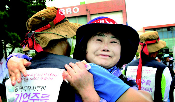 회사의 용역폭력과 직장폐쇄에 맞서 두달 동안 싸워온 에스제이엠(SJM) 노동자들이 26일 오전 경기도 안산시 단원구 목내동 공장 앞에서 업무 복귀를 축하하며 포옹하고 있다. 안산/이정아 기자 <A href="mailto:leej@hani.co.kr">leej@hani.co.kr</A>