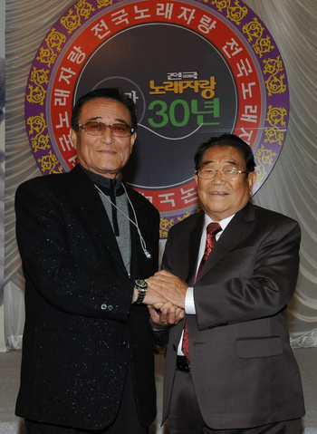 김인혁 악단장(왼쪽)