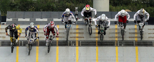 4일 서울 한강시민공원 광나루지구 자전거공원에서 ‘2012 크라운해태제과 서울 국제비엠엑스(BMX) 대회’ 출전 선수들이 연습 레이싱을 펼치고 있다.  박종식 기자 anaki@hani.co.kr