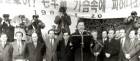 1993년 1월26일, 지난 대선 패배 직후 정계은퇴를 선언한 김대중 당시 새정치국민회의 총재가 영국 연수차 출국에 앞서 김포공항에서 환송객들에게 인사를 하고 있다. 당시 필자는 김영삼 대통령에게 김 총재를 상임 정치고문으로 포용하라는 제안을 했으나 거부당했다.