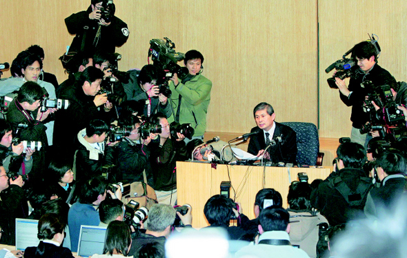 지난 2005년 12월  황우석 서울대 교수가 서울대 수의과대학에서 환자맞춤형 배아줄기세포 존재 여부를 밝히는 기자회견을 하고 있다.  <한겨레> 자료사진