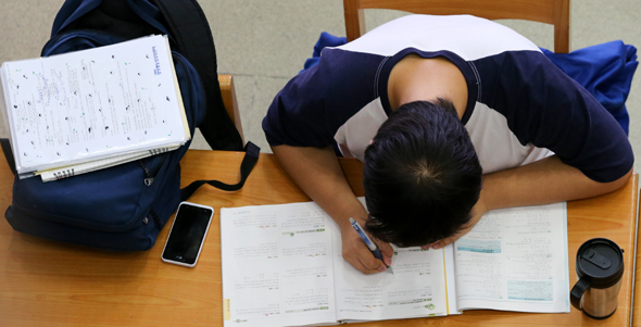 지난달 21일 오후 강원도 춘천 강원대 중앙도서관에서 한 학생이 공부에 열중하고 있다. 춘천/김정효 기자 hyopd@hani.co.kr