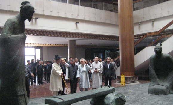 종교 지도자들이 공자연구원 안에서 공자의 모습을 재현한 조각상들을 보고 있다.