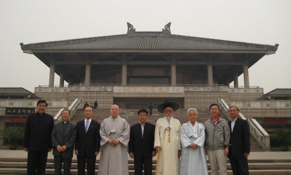취푸 공자연구원을 방문한 7대 종단 지도자들의 단체사진