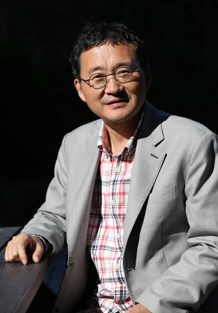 소설가 고광률씨는 새로 낸 소설 <오래된 뿔>에서 80년 광주 민주화운동으로부터 7년 뒤인 1987년 6월항쟁에서 12월 대통령선거 사이의 기간을 주요 배경으로 삼아 시대의 상흔과 사회 지도층의 부패를 들추어냈다. 박종식 기자 anaki@hani.co.kr