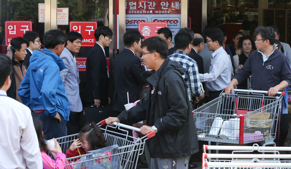 서울시 단속 직원들이 일요일인 14일 오전 의무휴업일을 어기고 다시 영업을 강행한 미국계 대형마트 코스트코 양재점에 대한 2차 집중점검을 하려고 매장으로 들어가고 있다. 김정효 기자 hyopd@hani.co.kr