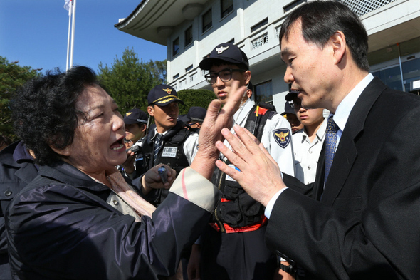  이한열 열사의 어머니 배은심(왼쪽)씨가 16일 오전 경기도 과천시 중앙동 국사편찬위원회를 찾아 출입을 제지하는 직원에게 항의하고 있다. 국사편찬위원회는 2012년도 중학교 역사교과서 검정을 진행하면서 1987년 민주항쟁 당시 최루탄에 맞은 이 열사의 사진이 참혹하다며 중등 교과서에서 삭제하도록 권고했지만 이날 이한열기념사업회 등 시민단체들의 항의 방문을 받은 뒤 “교육과학기술부에 건의해 원상복구하겠다”고 밝혔다.  과천/이정아 기자 leej@hani.co.kr