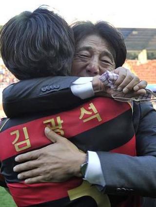 황선홍 포항 스틸러스 감독(오른쪽)이 20일 2012 하나은행 축구협회(FA)컵에서 우승한 뒤 김광석 선수를 안으며 눈물을 흘리고 있다. 대한축구협회 제공