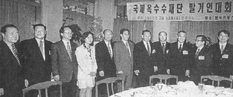 1997년 대선 때 김대중 후보를 적극 지지했던 ‘옥수수 박사’ 김순권(오른쪽 네번째) 국제옥수수재단 이사장은 새 정부 출범 직후인 98년 3월23일 ‘북한 옥수수 심기 범국민운동 발대식’을 열고 북한 식량난 돕기에 나섰다. 필자(오른쪽 두번째)는 이날 발대식에서 축사를 했다.