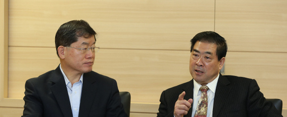중국 정주케이블의 양지안후아 회장(오른쪽)과 문국현 뉴패러다임인스티튜트 대표가 19일 오전 서울 서초구 반포동 가톨릭대학교 피터드러커센터에서 뉴패러다임 도입이 가져온 정주케이블의 경영 성과에 대해 설명하고 있다. 이정아 기자 leej@hani.co.kr