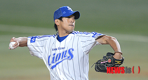24일 오후 대구시민야구장에서 열린 2012 팔도 프로야구 한국시리즈 1차전 삼성 라이온즈와 SK 와이번스의 경기에서 삼성 선발 윤성환이 역투 하고 있다.