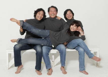 연기 인생 50년 맞은 전무송씨.(위) 아래 사진은 전씨를 중심으로 시계방향으로 사위 김진만(연출가), 딸 전현아(극작가), 아들 전진우(배우)씨. 류우종 기자 wjryu@hani.co.kr, 엘에스엠(LSM)컴퍼니 제공