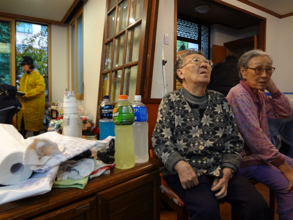 지난 22일 오후 서울 마포구 연남동 쉼터 거실에서 길원옥 할머니(왼쪽)와 김복동 할머니가 이사하는 모습을 지켜보고 있다.