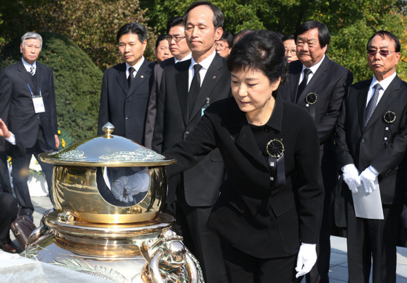 박근혜 새누리당 대통령 후보가 26일 오전 서울 동작구 국립서울현충원에서 열린 ‘박정희 전 대통령 33주기 추도식’이 끝난 뒤 부모님 묘소에 분향하고 있다. 이정우 선임기자 woo@hani.co.kr