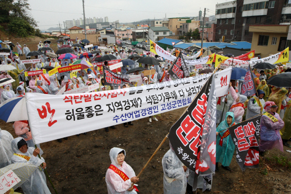 강원도 고성군 죽왕면·현내면 주민들이 지난 22일 오전 고성군청 인근에서 ‘화력발전소가 건립되면 동해안 생태계 파괴 등 환경오염이 우려된다’며 대림산업이 추진하는 화력발전소 건립에 반대하는 펼침막을 든 채 거리행진을 벌이고 있다. 고성군 제공