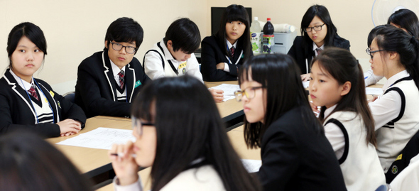 경기도 파주시 해솔중 학생들이 지난 25일 열린 학생자치회의에서 복장 지도와 학교 축제에 대한 논의를 하고 있다.  파주/김경호 기자 jijae@hani.co.kr