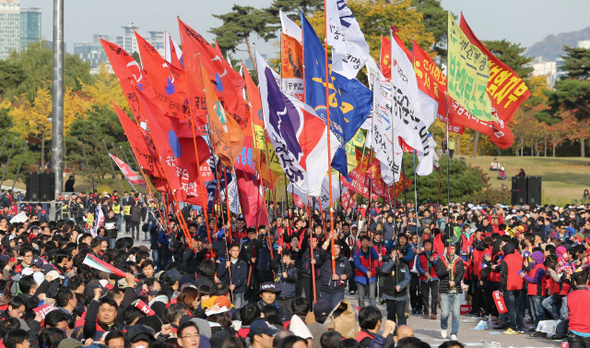  민주노총과 한국노총 공공부문 노동자들이 31일 오후 서울 여의도공원에서 열린 총력투쟁 결의대회에서 노조 깃발을 앞세우고 입장하고 있다. 참가자들은 이날 집회에서 대선후보들에게 ‘노동조합 및 노동관계 조정법’(노조법)과 ‘공공기관의 운영에 관한 법률’(공운법) 개정을 촉구했다.  김정효 기자 hyopd@hani.co.kr