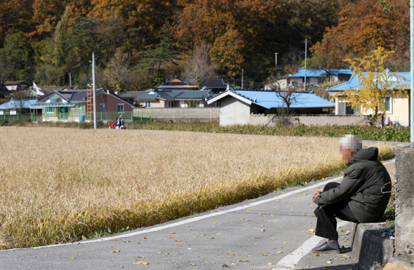 지난달 30일 오후 경북 군위군 우보면 어느 마을에서 한 할아버지(85)가 마을 입구에 앉아 볕을 쬐고 있다. 군위/김정효 기자 hyopd@hani.co.kr