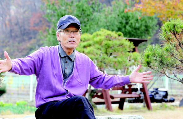 소설집 <매운 눈꽃>을 낸 이동하 작가가 10월31일 오후 강원도 원주시 문막읍 반계리 자택에서 <한겨레>와 인터뷰하고 있다.  원주/김태형 기자 xogud555@hani.co.kr