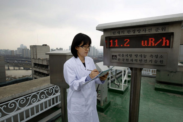 한국원자력안전기술원의 한 측정연구원이 방사능 측정소에서 측정 결과를 기록하고 있다. 한겨레 자료사진(2011)