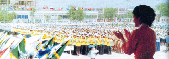 1978년 6월1일 서울 구로공단의 한국수출산업공단(현 한국산업단지공단) 운동장에서 열린 새마음갖기 결의 실천대회에서 당시 박근혜 구국여성봉사단 총재가 여성 노동자(여공)들의 사열을 하고 있다. <새마음의 길>