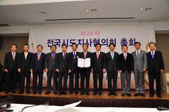 전국 광역자치단체장들이 지난달 11일 대구에서 연 전국시도지사협의회 26차 총회에서 대선 후보들에게 지방분권의 제도화, 지방재정 확충 등을 촉구하는 ‘실질적 지방분권 실현을 위한 전국 시도지사 공동선언문’을 발표하고 있다. 전국시도지사협의회 제공