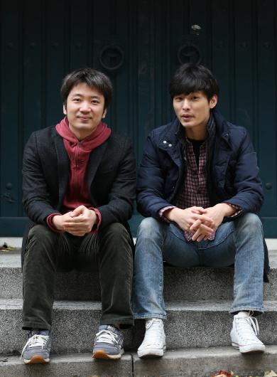 <늑대소년>의 조성희(왼쪽) 감독과 <파수꾼>의 윤성현 감독이 13일 오후 서울 잠원동의 한 카페에서 만났다. 두 감독은 한국 영화의 미래를 가꿔갈 차세대 선두주자로 평가받는다.   류우종 기자 <A href="mailto:wjryu@hani.co.kr">wjryu@hani.co.kr</A>
