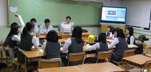 박중구씨를 비롯한 삼성중공업 산업기술연구소 봉사단원들이 경남 거제시 둔덕면 둔덕중학교를 찾아 학생들에게 방과후 수업을 하고 있다.  박중구씨 제공