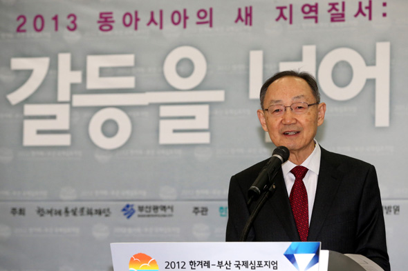 백낙청 서울대 명예교수가 21일 오전 부산 해운대 누리마루 아펙(APEC)하우스에서 열린 2012 한겨레-부산 국제심포지엄에서 ‘2013년 체제를 위한 우리의 다짐’을 주제로 기조연설을 하고 있다. 부산/이정아 기자