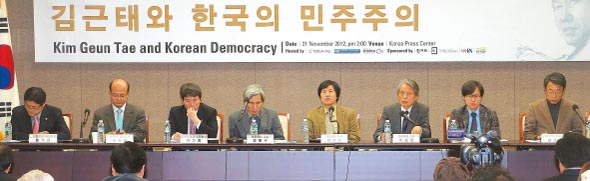 ‘민주주의자 김근태 1주기 국제학술심포지엄, 김근태와 한국의 민주주의’가 21일 오후 서울 세종로 한국언론재단에서 열려 참석자들이 ‘김근태의 민주주의와 한반도 평화’를 주제로 토론하고 있다. 왼쪽부터 홍익표 민주통합당 의원, 성한용 한겨레신문 선임기자, 이인영 민주통합당 의원, 정해구, 이남주 성공회대 교수, 이종원 와세다대 교수, 백준기 한신대 교수, 김성식 안철수 캠프 공동선대본부장. 신소영 기자 <A href="mailto:viator@hani.co.kr">viator@hani.co.kr</A>
