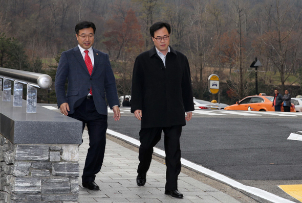 문재인 민주통합당 대통령 후보 쪽 단일화 협상팀의 윤호중(왼쪽), 김기식 의원이 22일 서울 홍은동 그랜드힐튼호텔에서 나오고 있다. 이곳에서 문 후보와 안철수 무소속 후보가 만나 단일화 방식에 대한 담판 협상을 벌인 것으로 알려졌다. 류우종 기자 wjryu@hani.co.kr