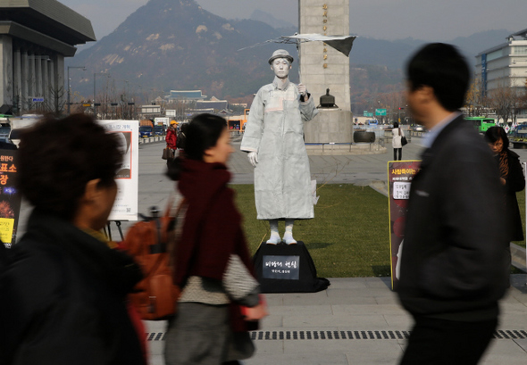 22일 낮 서울 광화문 광장에서 경제정의실천시민연합 활동가가 1인 행위극을 하고 있다. 화투의 광 중에 가장 쓸모없는 비광에 빗대 비정규직의 현실을 표현했다.  박종식 기자 anaki@hani.co.kr