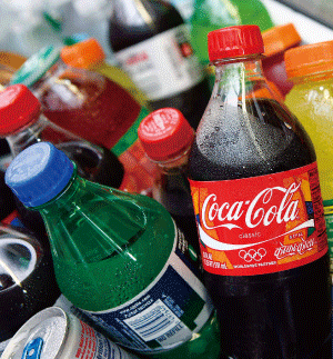 설탕이나 액상과당이 많이 들어 있는 코카콜라 등 청량음료는 비만의 주범으로 인식된다. 뉴시스 REUTERS