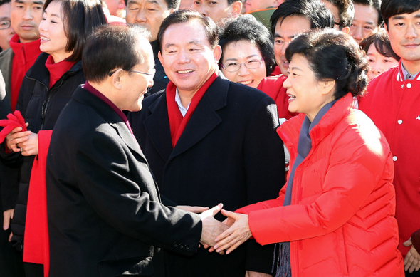 박근혜 새누리당 후보(앞줄 오른쪽)가 27일 오전 대전역광장에서 이회창 전 자유선진당 대표(앞줄 왼쪽)와 인사하고 있다.
대전/신소영 기자 viator@hani.co.kr