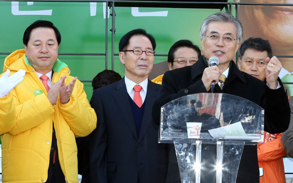 문재인 민주통합당 후보(맨 오른쪽)가 27일 오전 경남 창원시 의창구 용호동 정우상가 앞에서 유권자들에게 지지를 호소하고 있다. 뒷줄 왼쪽부터 김두관 전 지사, 경남도지사 보궐선거의 무소속 권영길 후보. 창원/김태형 기자 <A href="mailto:xogud555@hani.co.kr">xogud555@hani.co.kr</A>