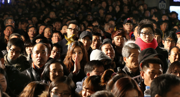 제18대 대통령 공식 선거운동이 시작된 27일 저녁 시민들이 진지한 표정으로 한 후보의 연설을 듣고 있다. 박종식 기자 <A href="mailto:anaki@hani.co.kr">anaki@hani.co.kr</A>