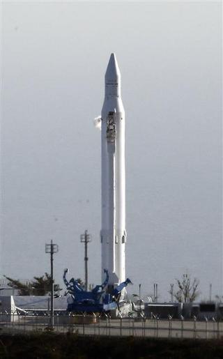 우리나라 첫 우주발사체(로켓) 나로호(KSLV-1)가 29일 오후 전남 고흥 나로우주센터에서 3차 발사 예정 시각 오후 4시를 16분여 앞두고 카운트다운이 중단됐다. 고흥/사진공동취재단